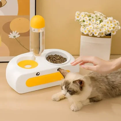 Cute and functional! This Cartoon Yellow Duck double bowl set with automatic water dispenser keeps your cat or small dog fed and hydrated all day.